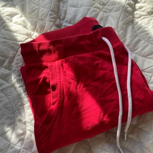 Mjukisbyxor  - Säljer dessa röda mjukisbyxor som inte går att köpa i Sverige. Storleken är M men passar min som är Xs.❤️