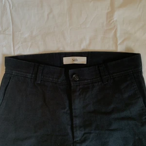 Svarta Linnébyxor från Séfr - Svarta kostymbyxor i bomull och linné från Séfr, nypris ca 1500kr! Sista bilden är från hemsidan. Herr-storlek L. Jag har möjlighet att sy in i midjan för att passa baggy dam strl xs/s, kostar 200kr 😌❤️