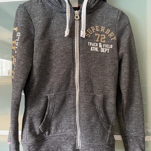 Superdry hoddie - En grå Superdry zip up hoddie 