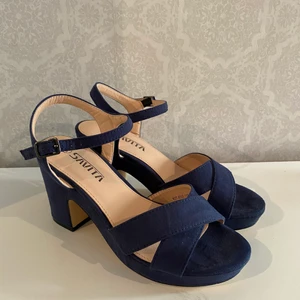 Klackar - Säljer ett par marinblåa klackar från skoman. Använd ca 5 gånger.