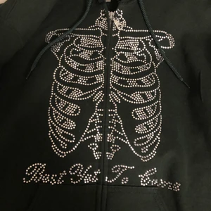 Rhine Stine zip up - Köpt på best yet to come för 600kr. Alla stenar är kvar och är som i nysick. Denna färgen kommer aldrig att säljas igen och ör helt slutsåld. Säljer efter som att den inte kommit till användning. Tycker dock om den fett mycket. (Sista bilden är från best yet to comes instagram)
