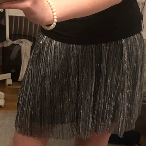 Glitter kjol - Läs bio💞 En söt kjol som inte kommer till användning pga att den är lite liten på mig. Storlek 158/164 men skulle säga XXS/XS. Svart lager under det silvriga. Osäker på frakt