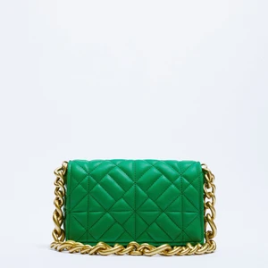 Väska  - Säljer min superfina axelremsväska som aldrig är använd. Köpt på zara och har helt enkelt inte kommit till användning hos mig. Nypris =300kr pris nu = 200kr (obs frakt tillkommer på 66kr)