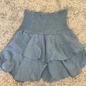 Blå kjol  - Säljer denna superfina blåa kjolen från shien. Super bra skick, knappt använd och inga skador. För fler bilder skriv privat❤️