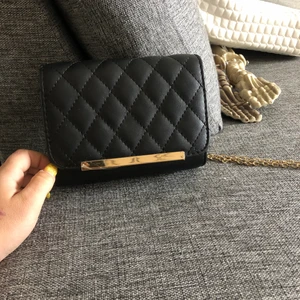 Handväska  - Fina handväska med långt band och ficka med dragkedja i