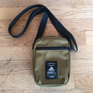 Adidas sido väska  -  Fin mörk grön adidas sidoväska, har aldrig varit använd.