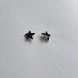Stjärnformade svarta örhängen - Säljer dessa örhängen då de knappt har blivit använda. Jag rengör och spritar alla smycken innan de paketeras, de pakas även med bubbelplast. Det är pris + frakt.