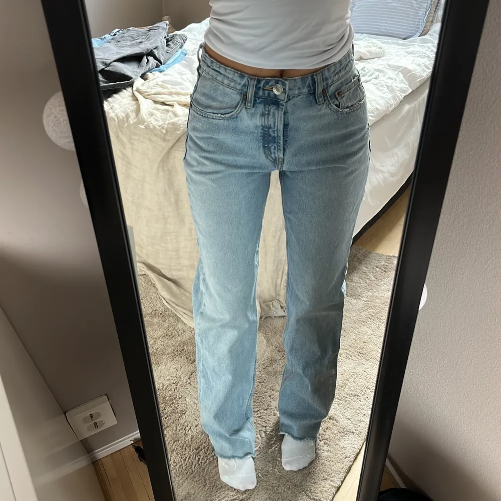 Sjukt fina jeans från zara i deras mid rise modell! Jag är ca 170. Frakten ligger på 66kr🤍🤍. Jeans & Byxor.
