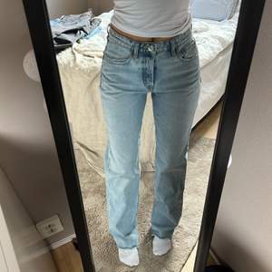 Sjukt fina jeans från zara i deras mid rise modell! Jag är ca 170. Frakten ligger på 66kr🤍🤍