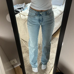 Mid rise jeans zara - Sjukt fina jeans från zara i deras mid rise modell! Jag är ca 170. Frakten ligger på 66kr🤍🤍