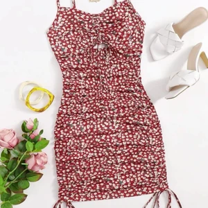 Blommig klänning - Superfin blommig klänning som är lite liten i bysten på mig. Mjukt material. Originalpris 129:-