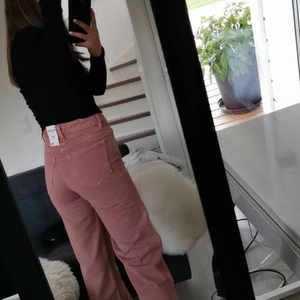 Rosa jeans - Coola rosa jeans, perfekt till sommaren, knappt använda så är i nyskick, kom privat för fler bilder, köparen står för frakt, är långa i benen jag är 164 o de passar mig, sitter superfint i midjan
