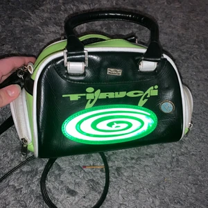 Fiorucci väska y2k - Liten väska i y2k stil, Fiorucci från Italien. Möts i Göteborg eller fraktar (köpare står för frakt)