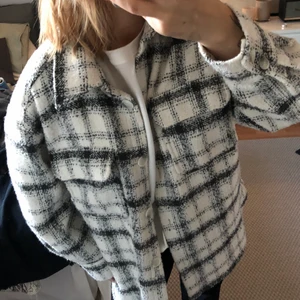H&M Jacka - Jacka från H&M i nyskick, använt kanske 2-3 gånger. Passar bra som jacka på våren, eller som overshirt när det är lite kallare. 