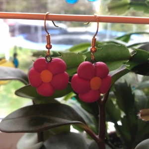 Örhängen - Handgjorda örhängen med blommor. Kan göras i olika färger💐 Kan innehålla nickel