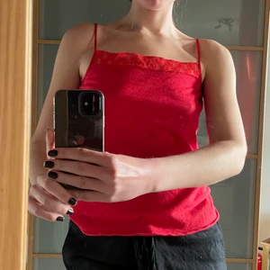 Linne - Sött linne med spets kanter fram och bak. 