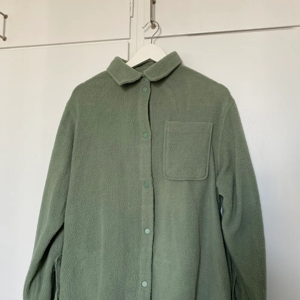 Grön skjortjacka inköpt förra året från Weekday, sparsamt använd!. Skjortor.