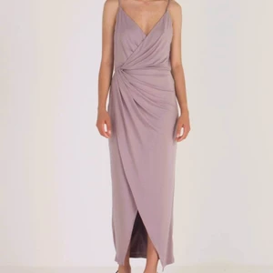 Vacker asymmetrisk klänning - Väldigt snygg somrig klänning som köptes från NLY One pop up butik för några år sedan. Använd max 5ggr, säljes pga för liten på mig. Bilden med modellen är inte den exakta bilden/hemsidan, men otroligt lik! 