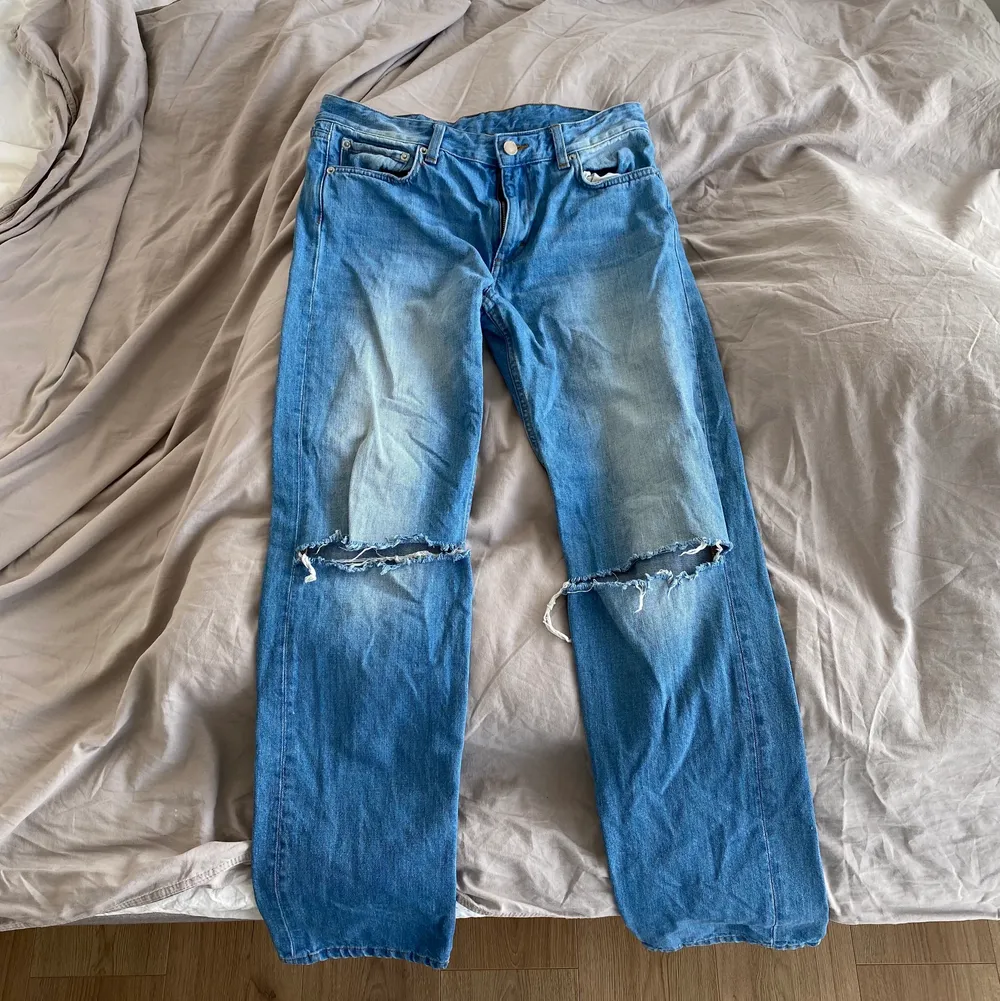 Blå jeans i perfekta färgen från whyred. Hål på knäna och mellanhög midja. . Jeans & Byxor.