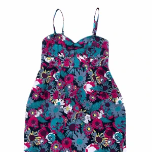 Klänning med  blommönster  - Finaste klänning passar perfekt till sommar med kejda bakom. Flexibel till kroppen.