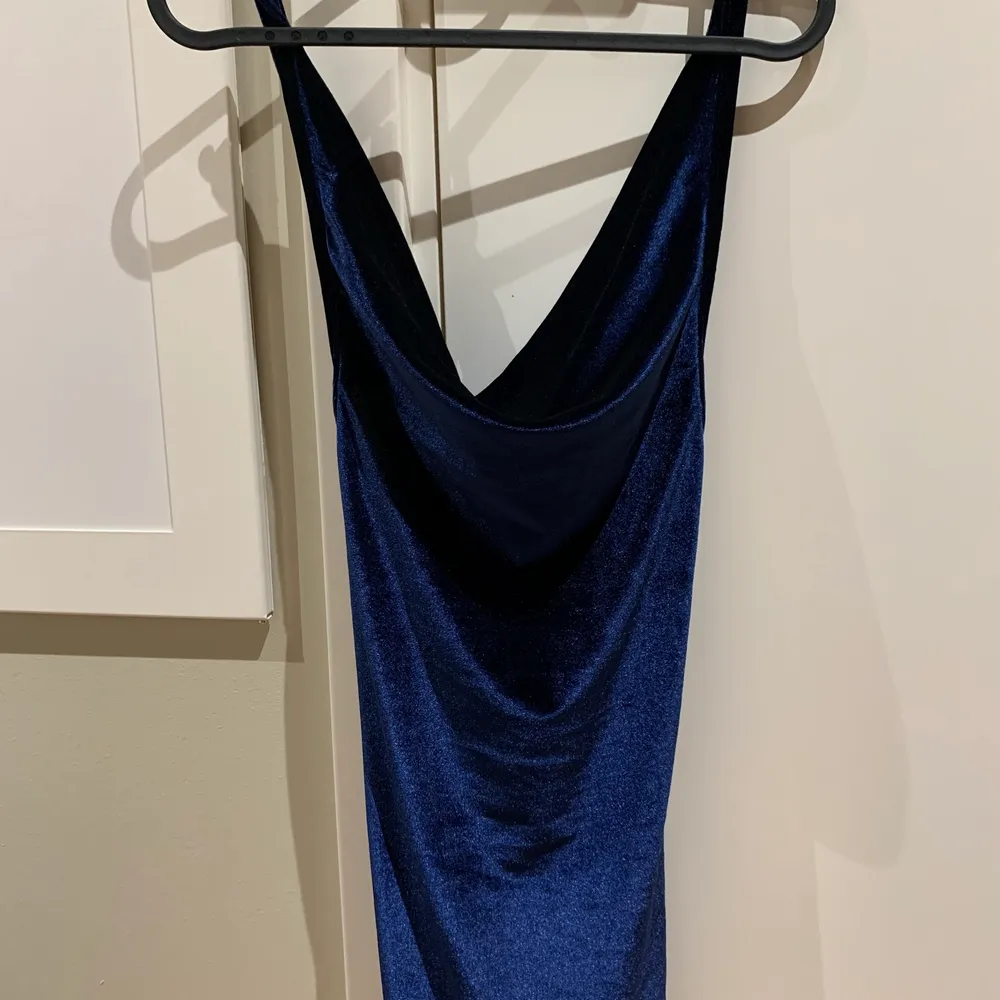 Blå sammets cowl klänning från PLT i storlek 36. Fint skick pga aldrig använd 🌟. Klänningar.