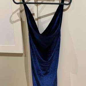 Blå sammets cowl klänning från PLT i storlek 36. Fint skick pga aldrig använd 🌟