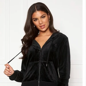 Juicy couture kofta - ✨Säljer min mjuka svarta juicy couture kofta i storlek M 💓💓 nypris: 1099 kr✨ ~SÅLD~