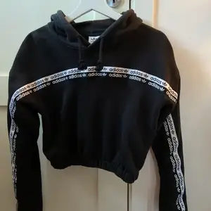 Helt oanvänd croppad hoodie från Adidas.