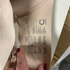 Bh  - Ny bh från Cubus, den är aldrig använd mer än 1 gång. Trivdes inte i modellen då jag brukar ha bh utan byglar 🌸