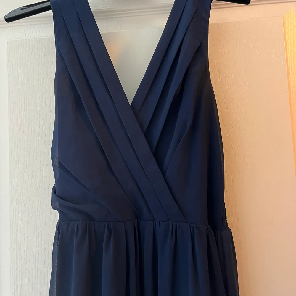 En superfin marinblå balklänning / långklänning från SisterS. Använd 2 gånger✨ Pris går att diskutera! . Klänningar.