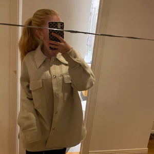 Kappa - Beige kappa från monki, storlek S💕