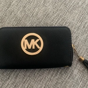 Michael Kors plånbok - Svart MK plånbok. Kommer från rök och djurfritt hem. Skickas spårbart med Postnord. 