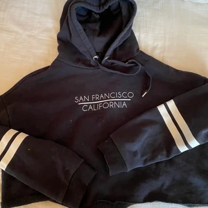 Tröja  - Croppad tröja i bra skick, använd enstaka ggr 