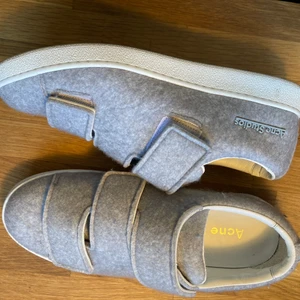 Acne Triple Felt sneakers - Säljer dessa coola skor från acne. Knappt använda och perfekta året om 💖💖💖