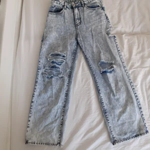 Jeans - Köpt från Shein, Ser väldigt korta ut på bilden märkte jag nu😂Men dom är nästan helt oanvända, bara använt dom 3-4 gånger :)