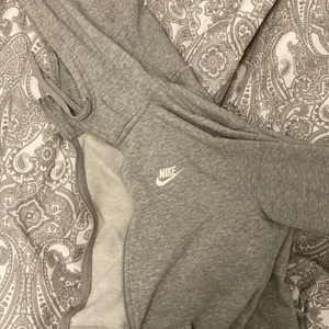 Nike tröja - Zip hoodie använd men fortfarande bra kondition
