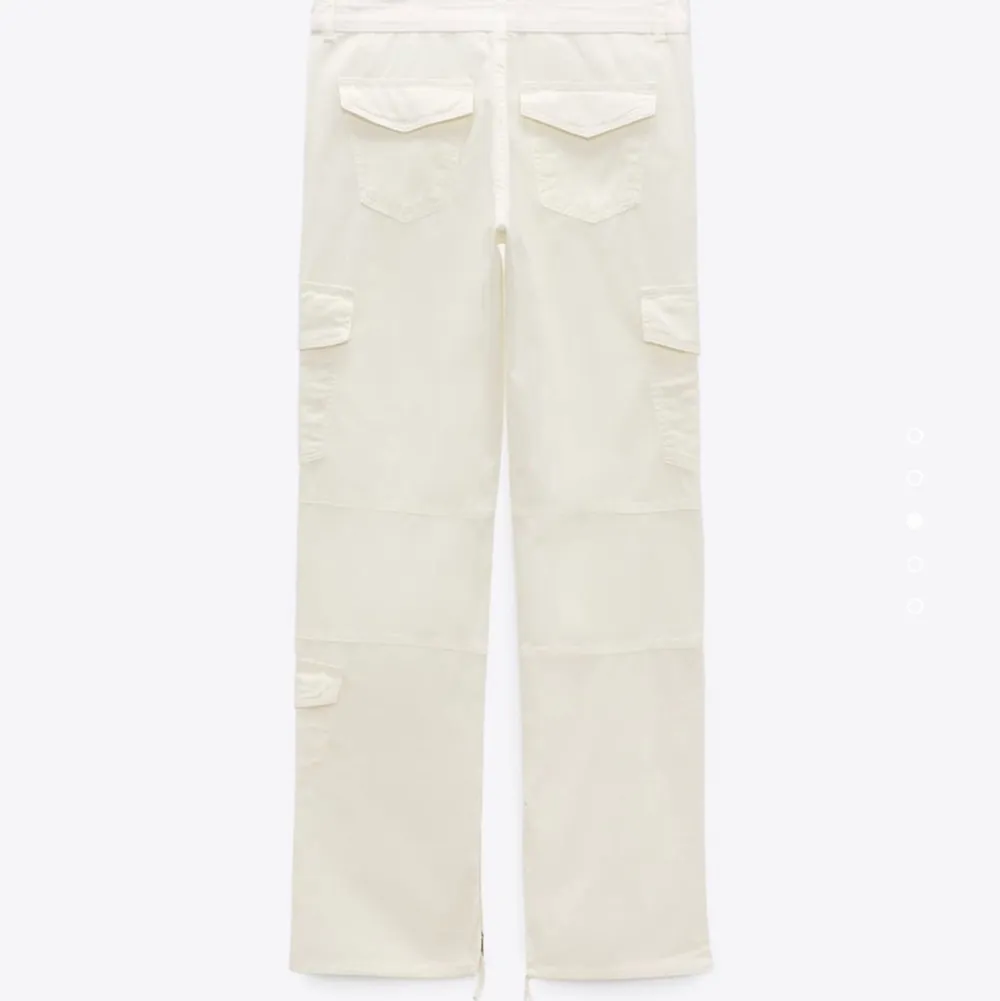 Hej jag söker dessa cargopants från Zara i storlek 32! Skriv till mig om ni har dom har byxorna till salu.. Jeans & Byxor.