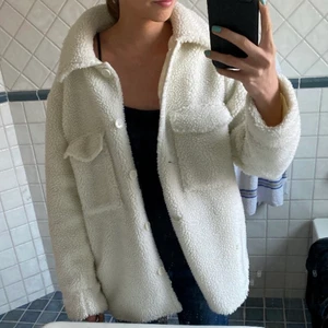 Teddyjacka - Säljer den finaste och mysigaste teddyjackan, från Nelly❤️ perfekt nu till våren😍😍 pris ink spårbar frakt❤️