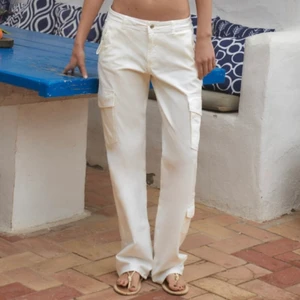 Zara cargo pants - completely unused and still has the patch on!! Size 36❤️I'm not sure what the shipping is from Norway but I think it's around 100