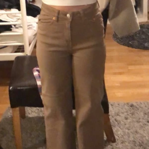 Jeans - Använda 1 gång sitter bra i längden på mig som är 154