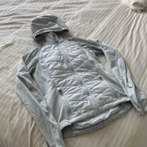 Träningsjacka stl S - I fint skick! Storlek S/36. Passar även 38/m. Den sitter format efter kroppen. 