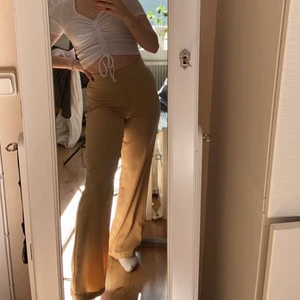 Topp vit - Ribbad vit topp från new yorker. Den har en dragsko vilket gör att längden är justerbar. Lätt genomskinlig. Kommer inte till användning då jag har flera liknande 💞