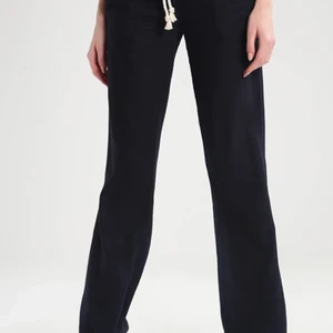 Roxy linnebyxor  - Ett par svarta roxy linnebyxor som är helt nya med prislappen på. Säljer då jag råka köpa 2 så har redan ett par. Nypris är 599kr💕 skriv privat för mer frågor eller om ni vill ha  fler bilder💕