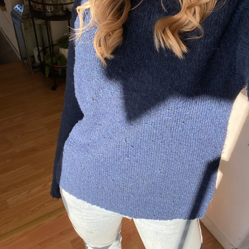 As snygg blå stickad tröja med slits i sidan! Säljer då jag inte använder den längre. Den har blivit nopprig men fortfarande väldigt fin!😍 (första  bilden är lånad 💞). Stickat.