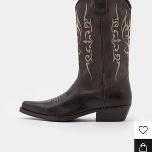 Cowboy boots köpta från Zalando. Storlek 38. Endast använda 2 gånger!💘 nypris: 1 845kr