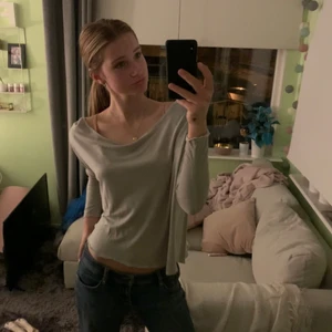 as fint skönt sommar topp  - Super fin och super härlig, perfekt att dra över sig på sommaren eller att ha till en klänning!!❤️ tycker jätte mycket om den men säljer tyvärr, priset kan diskuteras såklart men 200 kr ligger den på. Använt få gånger bara. Storleken är xs men e s-m och kan fortfarande ha! 