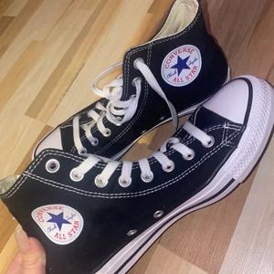 Svarta converse  - Svarta converse i storlek 40 köpta på JD sports för 800 kr. Säljer för råkade köpa för stora. Har använd dem en gång. Frakten är 66kr.