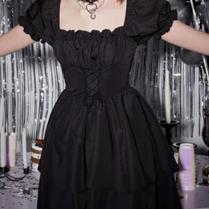 Svart klänning  - Snygg svart klänning, endast testad och väldigt skön material 