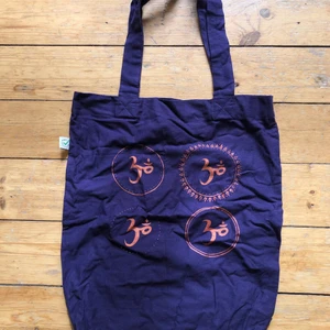Totebag/tygväska/shopper - Egentryck lila totebag i ekologisk bomull. Trycket är lite skimrande. Endast ett exemplar!
