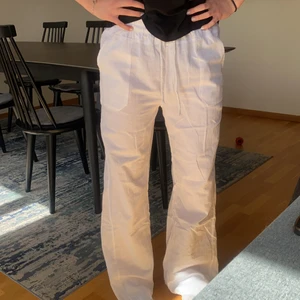 Linnebyxor  - Ett par jätte fina linnebyxor. Säljer pågrund av att jag råkade beställa 2 likadana par. Helt oanvända 